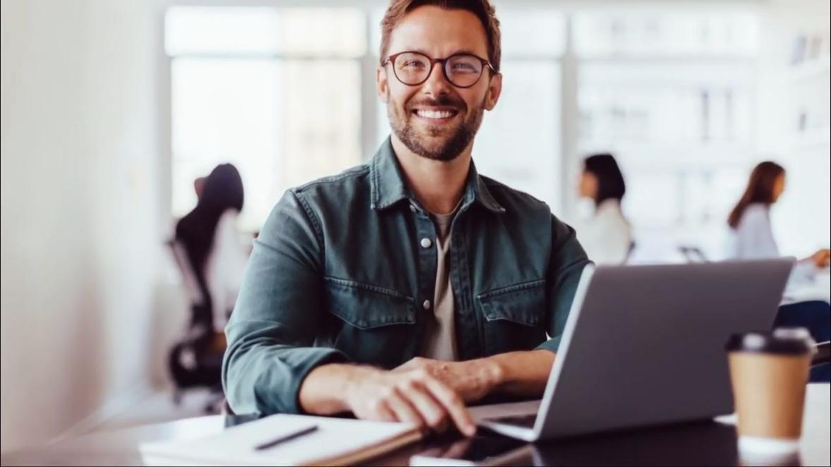 Estudiantes aplicando técnicas de keyword research en proyectos reales