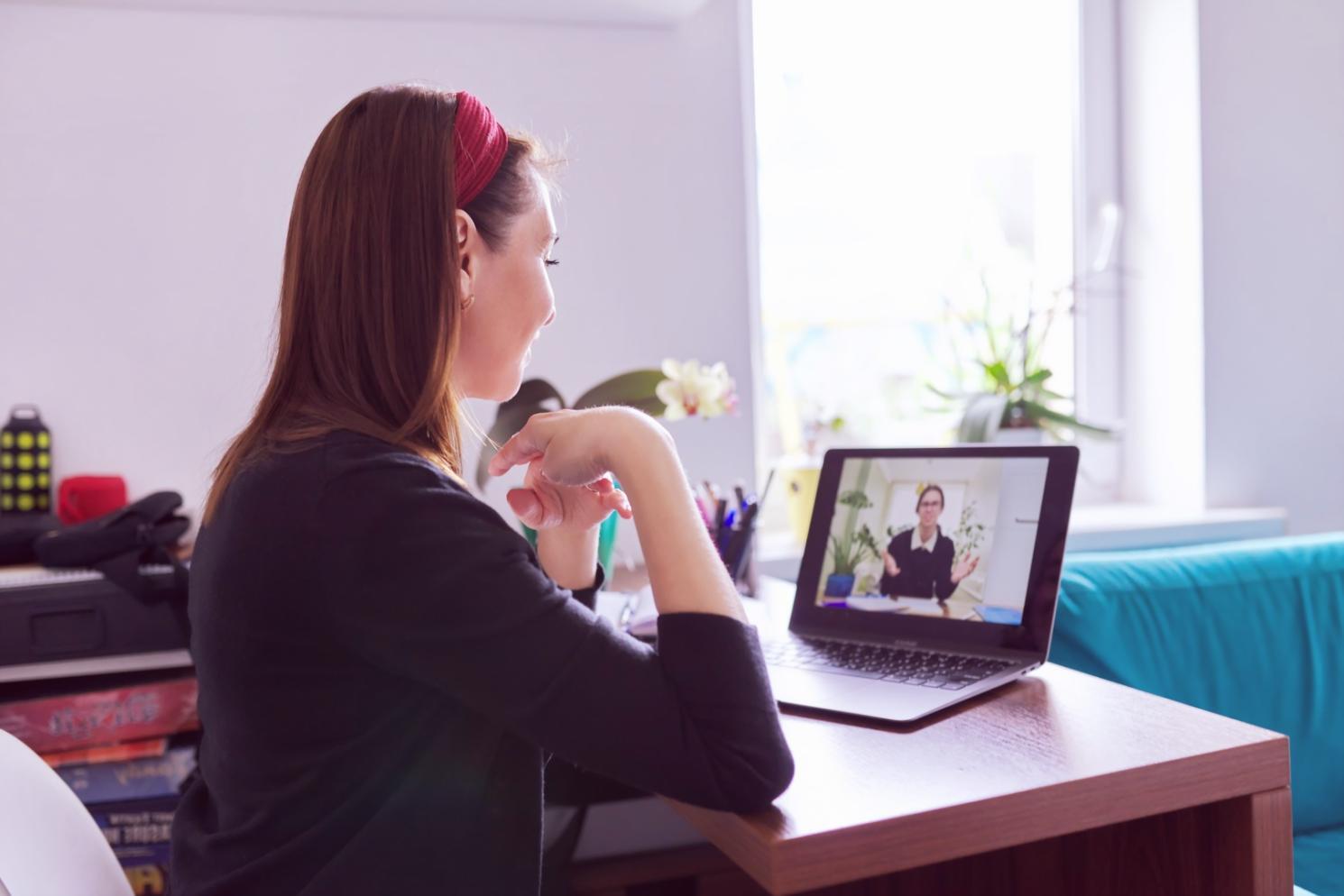 Estudiante analizando datos de palabras clave en su computadora